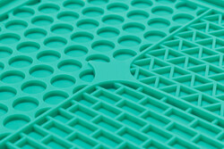 Beeztees Yavru Köpek Yaş Mama Yeme Oyuncağı, Kare Şeklinde, Silikon, Yeşil, 20x20cm - Thumbnail