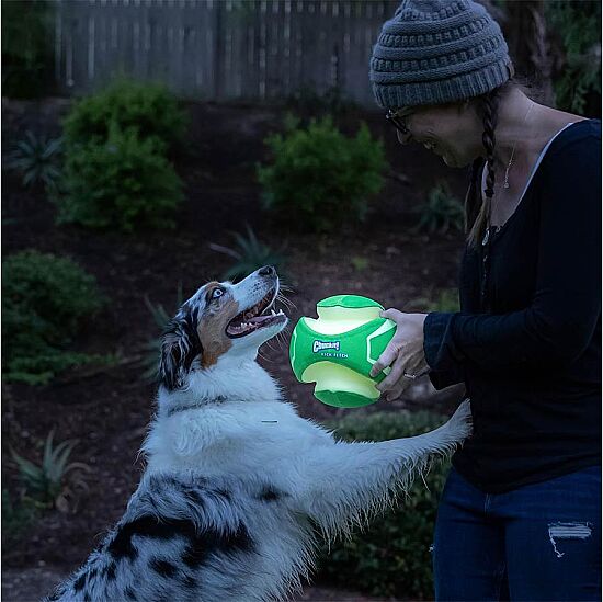 Chuckit Kick Fetch Max Glow Gece Parlayan Köpek Oyuncağı (Küçük Boy) - 4